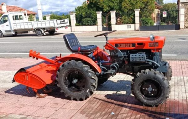 Kubota B 6000. 4x4. Con ARADO SURCADOR. Portes GRATIS.